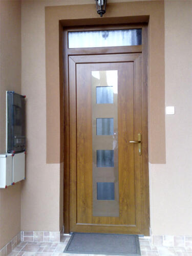 Aranytölgy színű műanyag bejárati ajtó